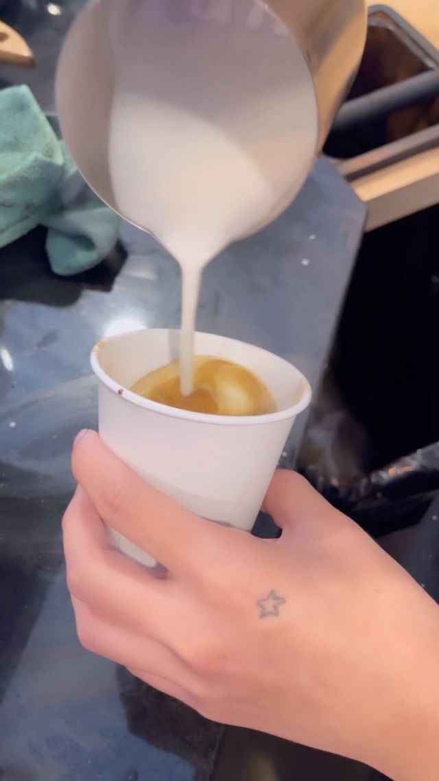 Twisted chai ☕️ a cortado with a dash of chai, drizzle of white mocha and a dash of nutmeg - this lil guy will get your day going.
Served in an 8oz cup and created by @mypalwes .
Try it with condensed milk instead of white mocha (while supplies last)!