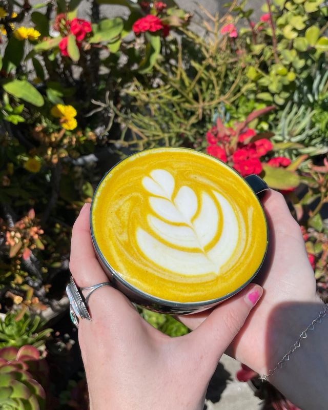 Golden Latte (turmeric, vanilla, and milk) a caffeine free option providing energy 💛iced and hot options are available!

Drink creation by @yuhjenius 
Beautiful latte art by @cosmic222lover